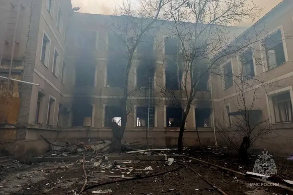 Сотрудниками МЧС России был ликвидирован крупный пожар, возникший в результате террористической атаки украинских боевиков в Киевском районе Донецка