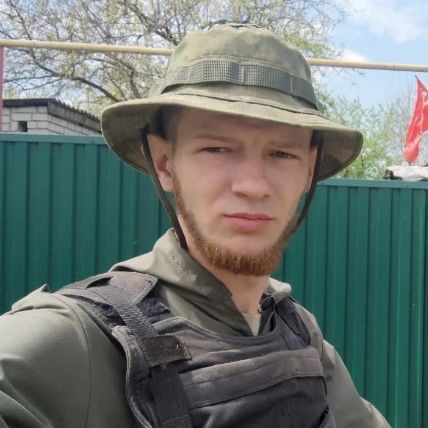 Георгий Медведев: Двое мирных жителей ранены в самом центре Горловки - дрон догнал легковой автомобиль на дороге, ударив в багажник