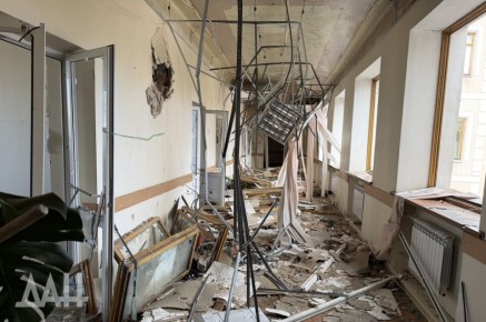 ФОТО: Как выглядит внутри поврежденная обстрелом ВСУ детская больница Донецка