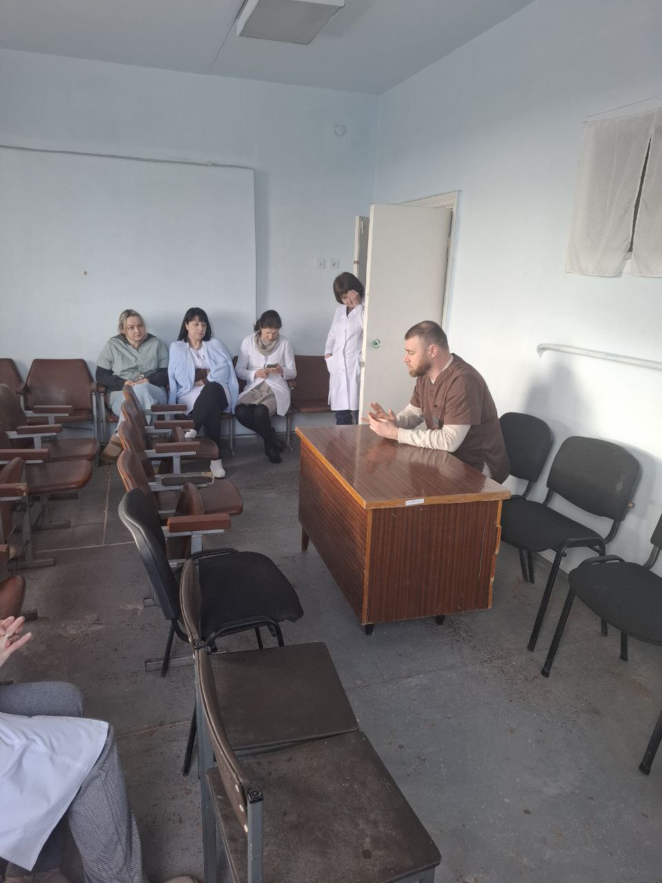 Депутат Старобешевского муниципального совета от Партии "ЕДИНАЯ РОССИЯ" Евгений Балабанов провел встречу с трудовым коллективом Старобешевской центральной районной больницы