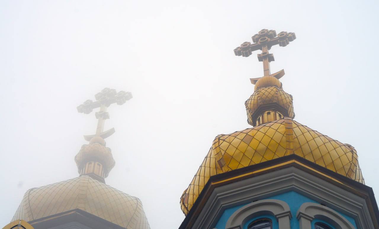 Девять золотистых куполов, символ возрождения и веры: Строители из Петербурга восстанавливают самый большой храм Мариуполя