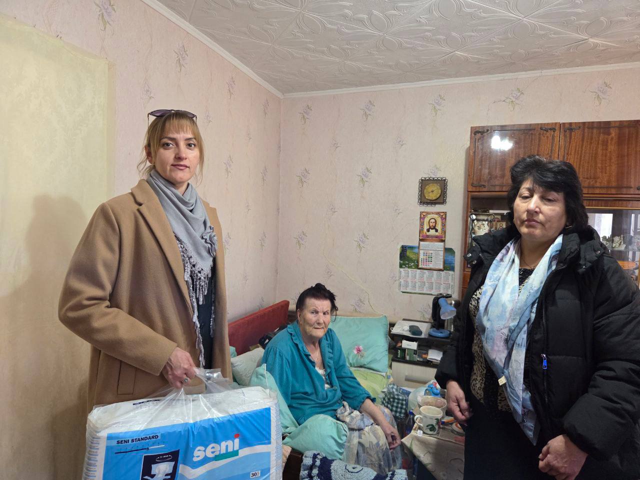 Забота о людях: активисты «Женского движения Единой России» навестили одиноких жителей Мангуша