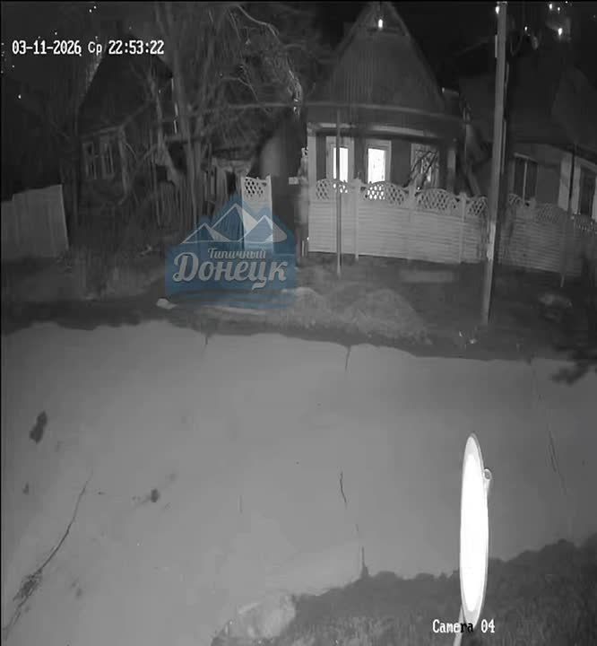 Неизвестные ходят по улице и заглядывают во дворы на улице Фомина в Донецке