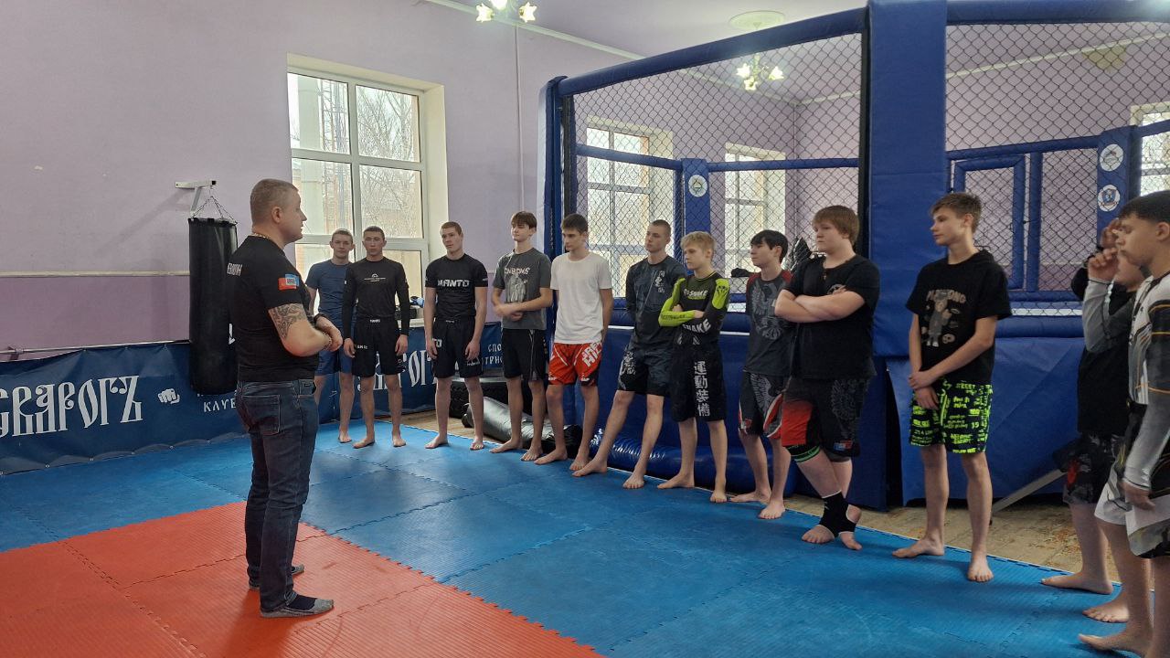 Депутат Старобешевского муниципального совета ДНР от партии «ЕДИНАЯ РОССИЯ» Александр Шевлюгин провел встречу с воспитанниками спортивно-патриотического клуба «СВАРОГЪ»