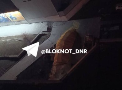 Коммунальщики креативят. В Калининском районе возле «Молока» выложили что-то странное из песка