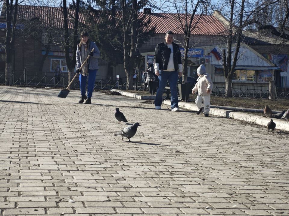 Сегодня, 13 марта 2026 года, сотрудники администрации, работники организаций и учреждений городского округа Дебальцево в рамках акции «Всероссийский крымский субботник» продемонстрировали свою активную гражданскую позицию...