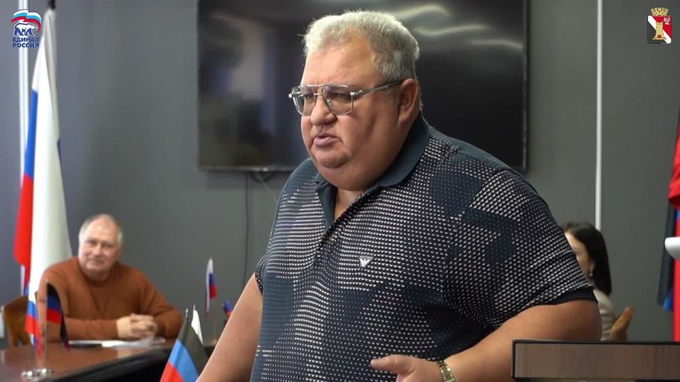 Секретарь Енакиевского местного отделения партии «Единая Россия» Игорь Мартынов поздравил работников сферы бытового обслуживания населения и жилищно-коммунального хозяйства с наступающим профессиональным праздником