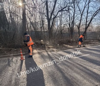 Алексей Кулемзин: Сотрудники предприятия «Дорожное ремонтно-строительное управление» в рамках субботника выполняют работы по ручной уборке