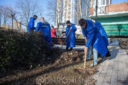 Активисты «Молодой Гвардии» провели субботник в Донецке