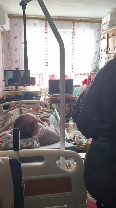 Руководитель Общественной приемной Татьяна Норец, вместе с активистами Партии "ЕДИНАЯ РОССИЯ", навестили участника СВО Полковникова Дениса, который проходил реабилитацию на полуострове Крым