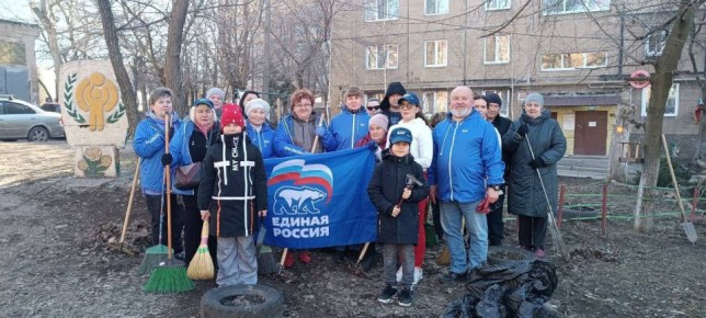 Субботник в Донецке!. Сотрудники Управы Ленинского внутригородского района Администрации городского округа Донецк, заместитель главы администрации городского округа Донецк Светлана Везденко, сотрудники МКУ «ЦООС», совместно...