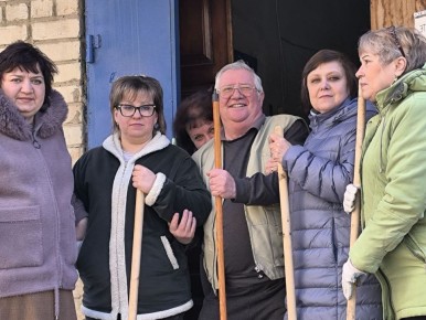 Иван Адамец: В рамках проведения двухмесячника по благоустройству и наведению санитарного порядка, сотрудники различных предприятий, организаций и учреждений Куйбышевского района объединились, чтобы навести чистоту на...