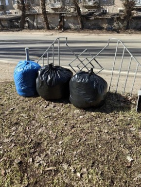 Чистота начинается с нас!. В рамках весенне-летних мероприятий по благоустройству в Горняцком районе приступили к уборке видимого мусора и листвы