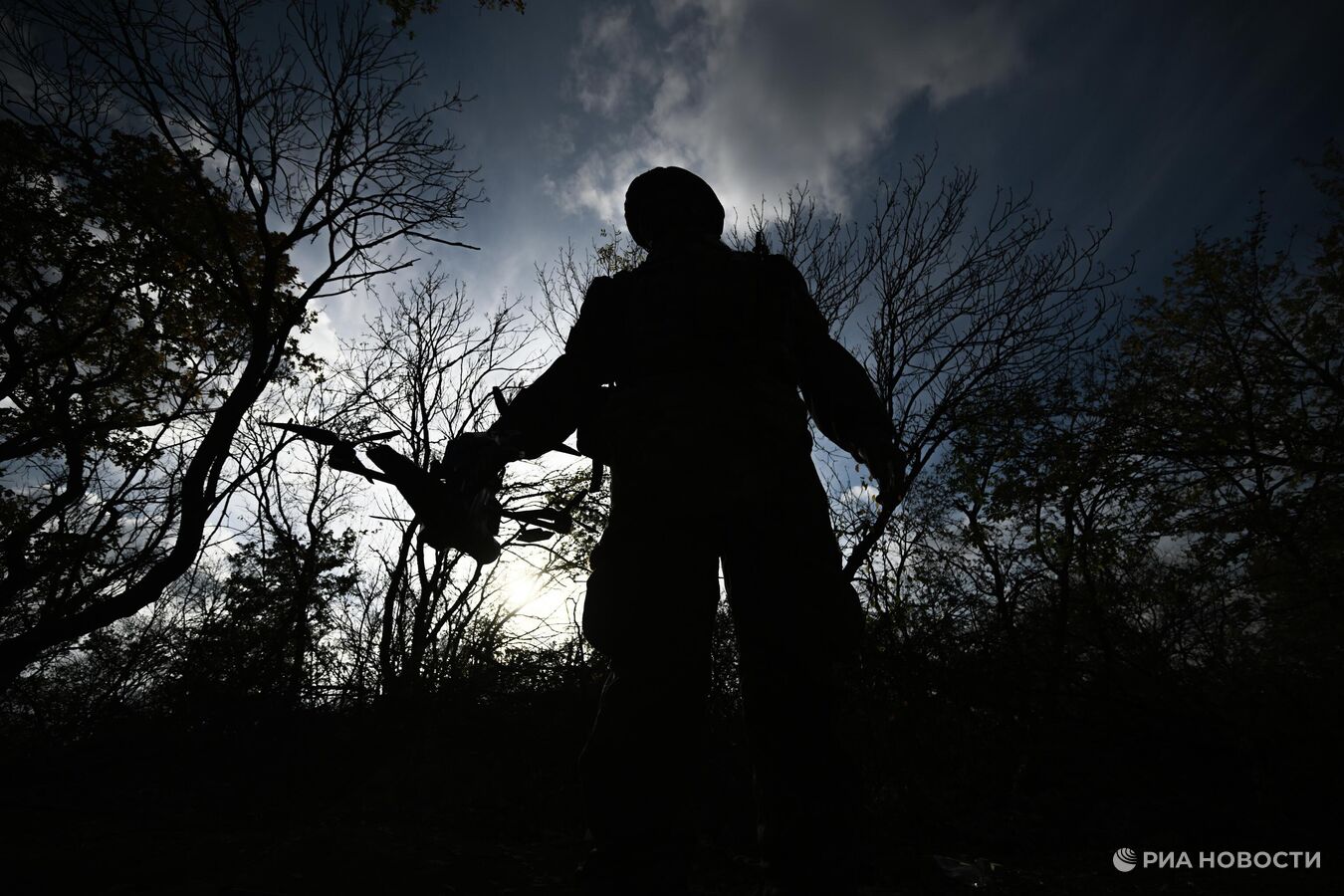 Спецназ ВС России дронами уничтожил MaxxPro ВСУ с натовским РЭБ