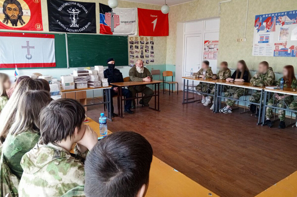 От истории войск до духовности: бойцы СОБР встретились со школьниками