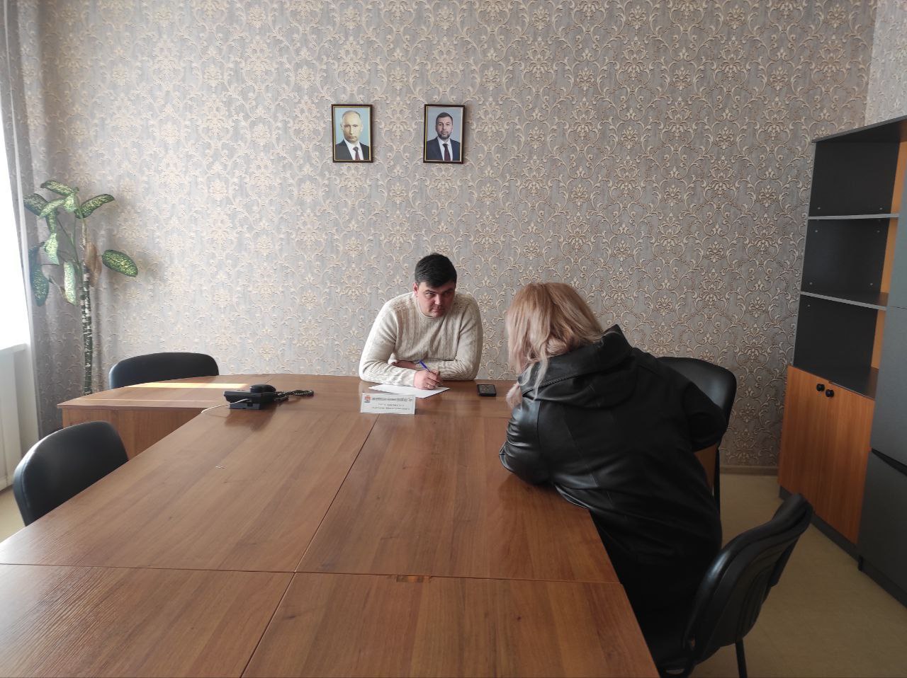 Сегодня, 16 марта 2026 года, Глава муниципального образования городской округ Торез Артем Чесноков провел прием населения по личным вопросам