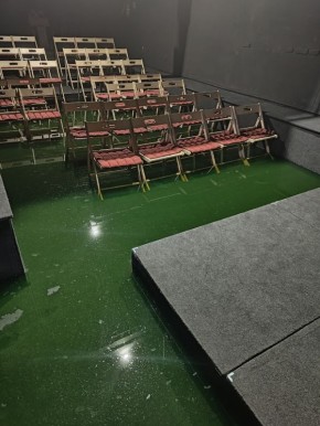 “Мы вычерпали 14 тонн воды”: Донецкий новый театр затопило из-за порыва отопления в соседнем подъезде