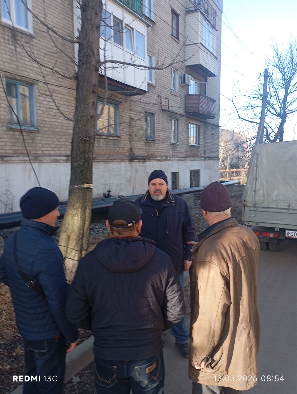 Депутат Дебальцевского городского совета от партии «Единая Россия» Андрей Ермолаев провёл встречу с жителями города, чтобы обсудить актуальные вопросы