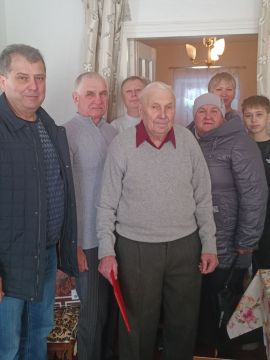 Председатель Волновахского муниципального совета, депутат от фракции «Единая Россия» Таймураз Арсоев навестил с поздравлением жителя села Красновка Ивана Николаевича Шевчика, которому исполнилось 90 лет