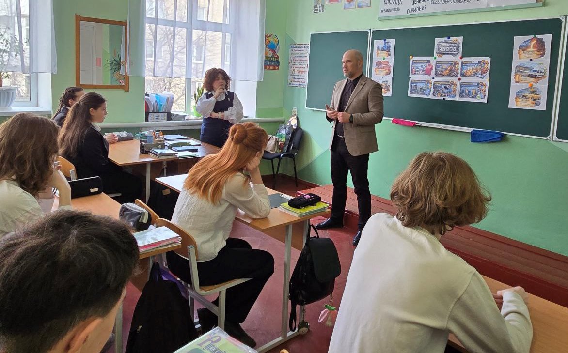 Сергей Желновач: Сегодня, в рамках проекта "Разговоры о важном" побывал на уроке в 9 классе ГБОУ «Школа № 5». Тема встречи была выбрана не случайно и оказалась очень актуальной для нашего региона – "Заводы России"