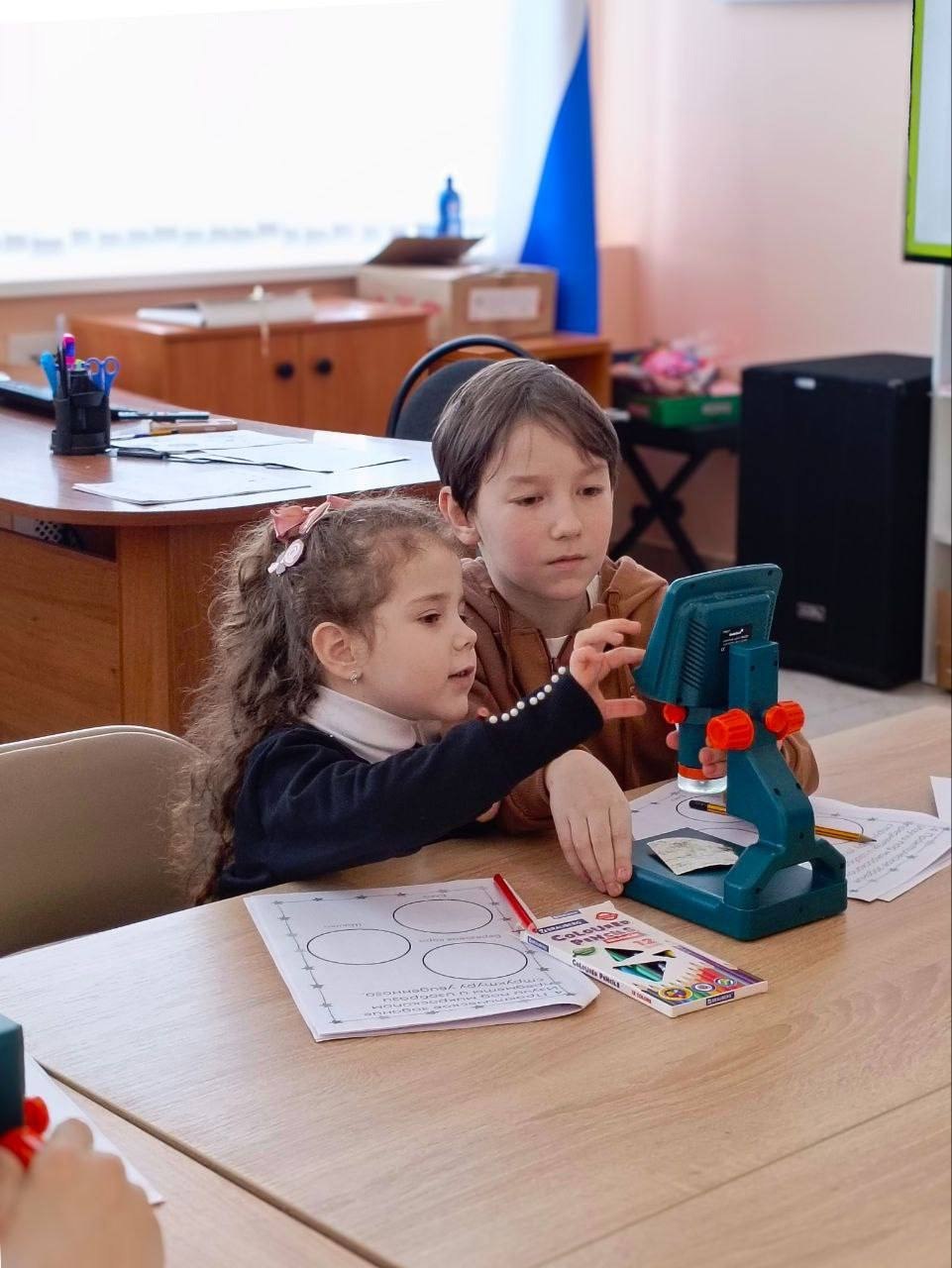 Юные исследователи открыли для себя микромир: музейное занятие «Мастера микромира» прошло в Центре «Геликон» ДРХМ