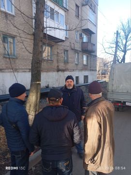 Депутат Дебальцевского городского совета от партии «Единая Россия» Андрей Ермолаев провёл встречу с жителями города, чтобы обсудить актуальные вопросы