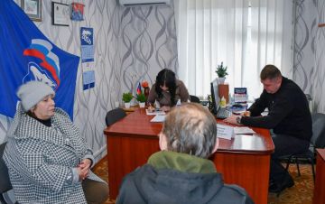 Прием граждан: депутаты Народного Совета ответили на вопросы о документах и насущных проблемах жителей