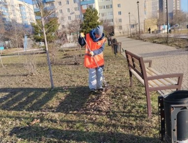 Коммунальщики продолжают уборку зеленых зон Мариуполя