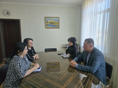 Глава городского округа Докучаевск Александр Качанов и заместитель главы администрации Юлия Хижняк провели рабочее совещание с представителями филиала фонда «Защитники Отечества»