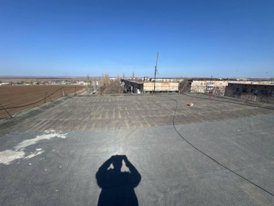 Специалисты аварийной бригады Магаданской области обследовали кровлю многоквартирного дома в Ждановке