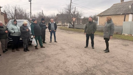 Председатель Старобешевского муниципального совета Донецкой Народной Республики от партии "Единая Россия" Дмитрий Блинов провел встречу с жителями села Петровское