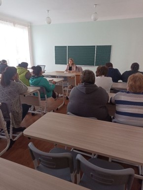 Заместитель главы администрации Амвросиевского муниципального округа Татьяна Разводова провела встречу с трудовым коллективом Многопольского учебно-воспитательного комплекса