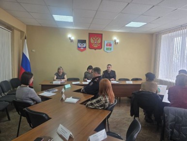 В администрации Амвросиевского муниципального округа состоялось заседание комиссии по делам несовершеннолетних и защите их прав под председательством Елены Крюковой