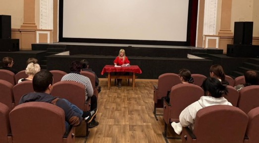 Управляющий делами администрации Амвросиевского муниципального округа Елена Фисенко встретилась с трудовым коллективом ДК им. Кирова