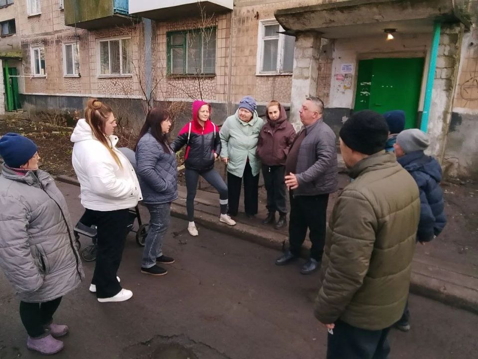 19 марта Роман Грицай, начальник Пелагеевского территориального отдела администрации городского округа Торез провел встречу с жителями поселка по ул. Высоцкого, д.1