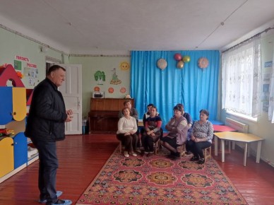 Первый заместитель главы администрации Амвросиевского муниципального округа Борис Бутко встретился с трудовым коллективом Великомешковского детского сада