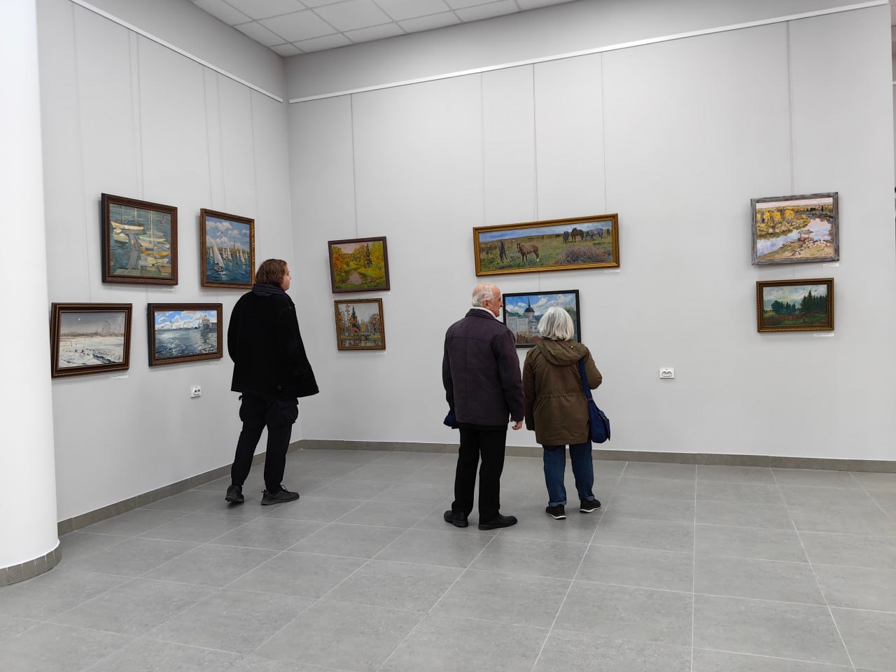 Сегодня состоялось открытие выставочного зала имени А.И. Куинджи - начала работать выставка живописи: в зале экспонируются картины, подаренные художниками Мариупольскому краеведческому музею