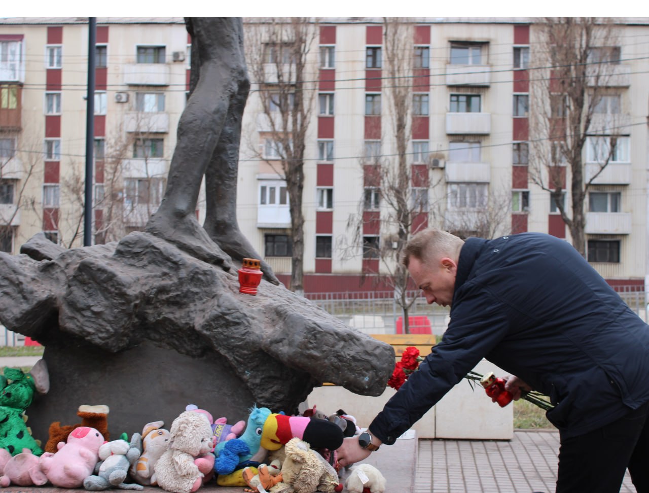 Александр Петрикин: Сегодня, в преддверии второй годовщины теракта в «Крокус Сити Холле», совместно со своими заместителями, управляющим делами и сотрудниками администрации округа возложили цветы к памятнику «Детям- жертвам...