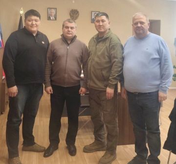 Юрий Атаманов: Совместно с председателем постоянного комитета по вопросам местного самоуправления, регламента, кадров и депутатской этики Михаилом Рыбаковым встретились с коллегами по депутатскому корпусу Элистинского...