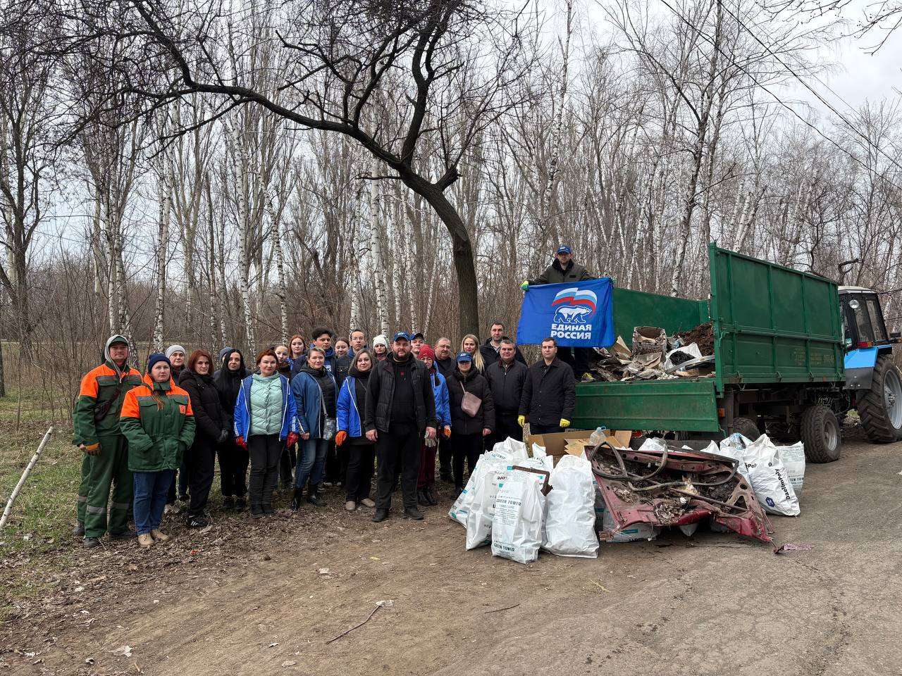 Субботник в Донецке!. Сотрудники Управы Ленинского внутригородского района Администрации городского округа Донецк, председатель Донецкого городского совета Юрий Атаманов, депутаты Донецкого городского совета Кирилл Рыбаков...