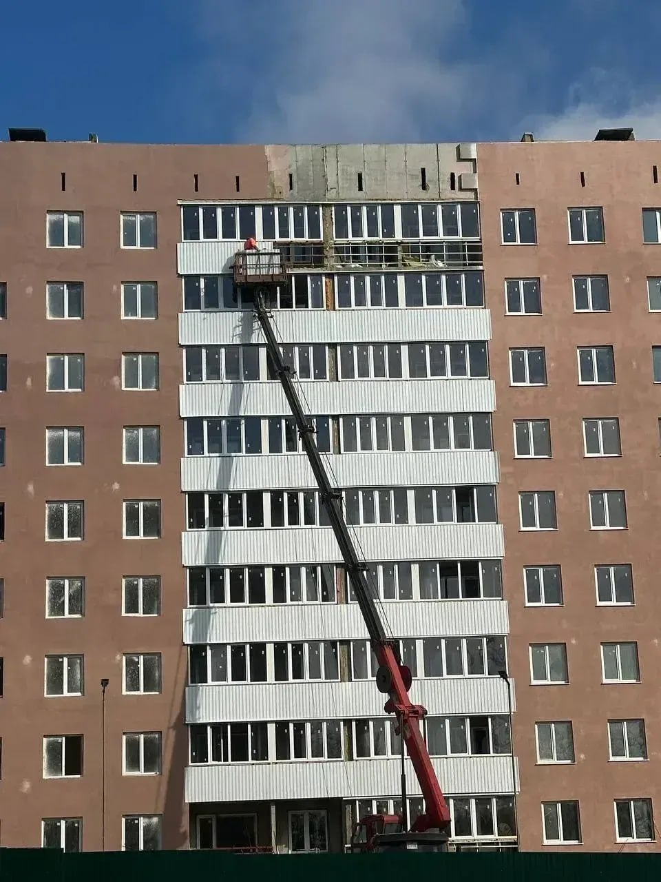 Петербургские специалисты продолжают восстанавливать многоквартирный дом на проспекте Ленина