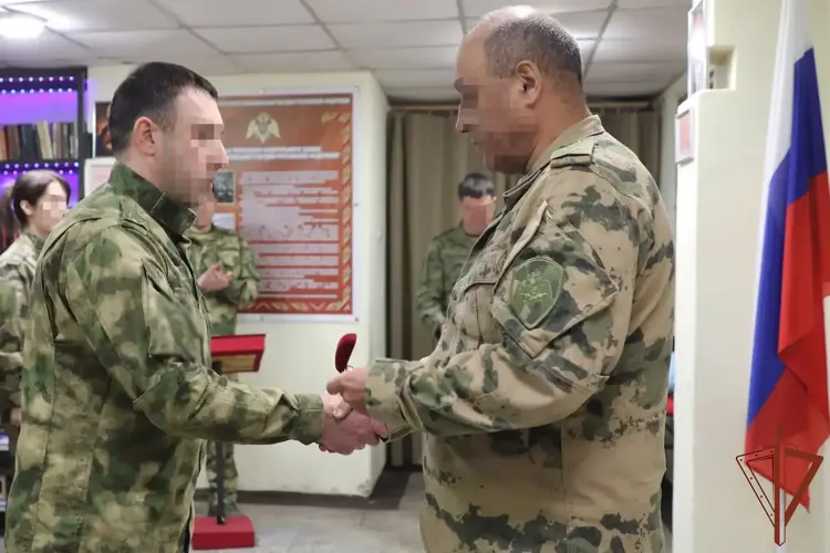 Командующий вручил награды отличившимся военнослужащим Росгвардии в ДНР