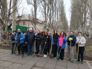Сегодня, 21 марта 2025 года, в рамках проекта "Донбасс Наш Дом", реализуемого Единой Россией, в Кировском районе города Донецк состоялся субботник по адресу: ул. Павла Колодина