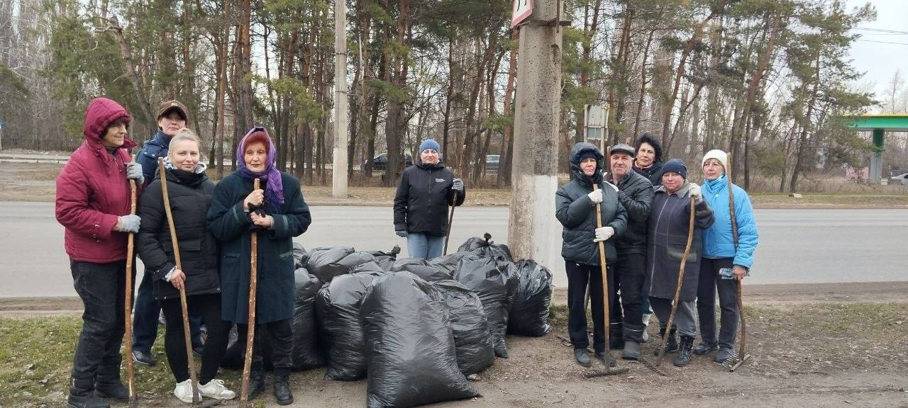 Сегодня, 21 марта, сотрудники ГБПОУ "Харцызский МТ" приняли активное участие в субботнике