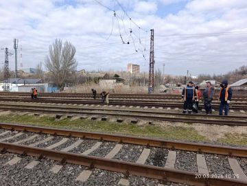 20 марта 2026 года работники вагонного депо Мариуполь ФГУП "ЖДН" приняли участие в субботнике