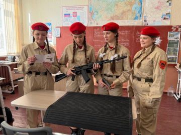 ЗАНЯТИЕ ЮНАРМЕЙЦЕВ. Изучение устройства автомата — это дань уважения нашей истории и труду великих конструкторов