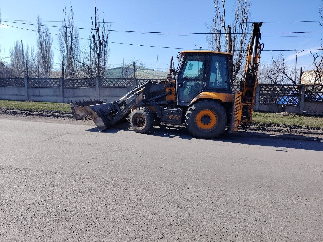 В Шахтерске выполняется механизированная очистка дорожного покрытия