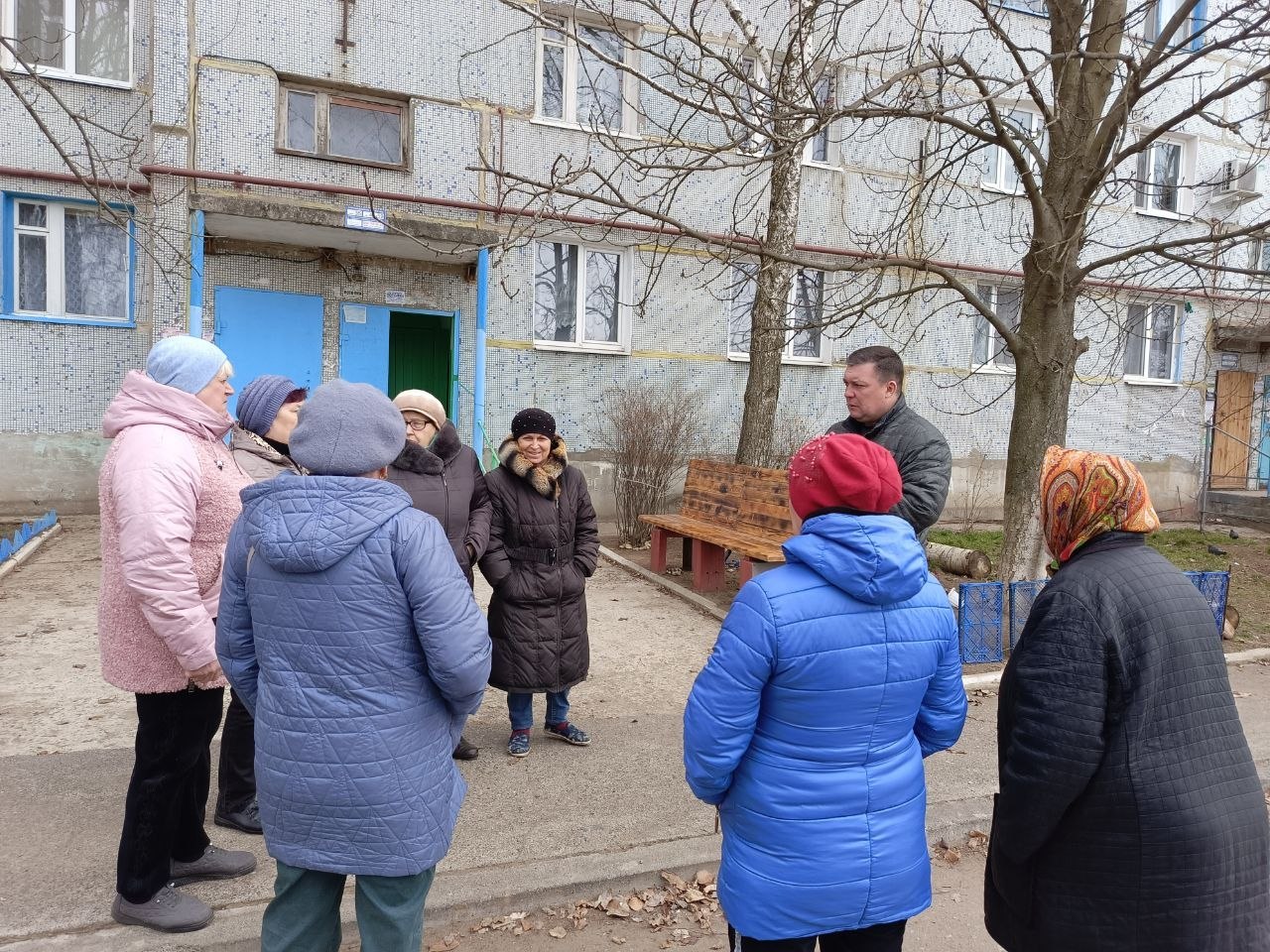 В Субботу, 21 марта, заместитель главы муниципального образования городского округа Харцызск Виталий Легчилин провел встречу с жителями города Зугрэс по улице 60 лет Октября, д. 35