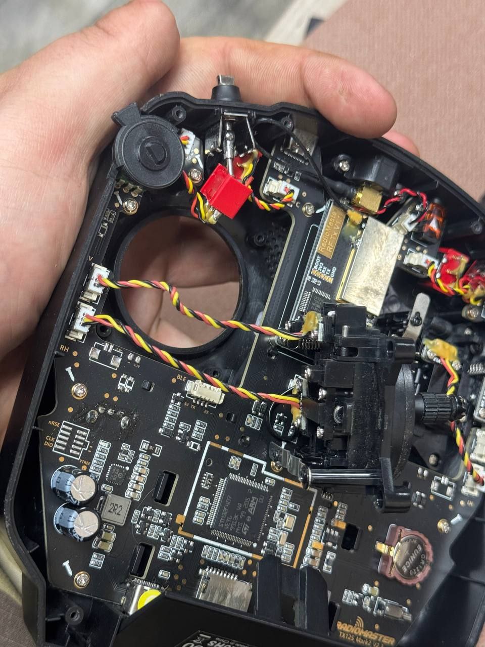 Неисправный тумблер — не повод менять пульт, а задача на ремонт