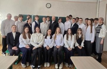 В рамках образовательной программы "Разговоры о важном" глава муниципального образования городского округа Дебальцево Сергей Желновач посетил ГБОУ «Школа №6 им.Н.Я. Ильина г.о.Дебальцево». Одиннадцатиклассники с интересом...